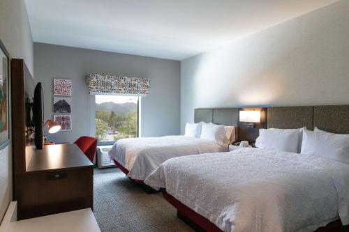 Un pat sau paturi într-o cameră la Hampton Inn Black Mountain