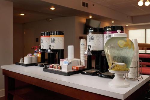 a counter with many differentiatesiatesiatesiatesiatesktop at Hampton Inn by Hilton Youngstown-West I-80 in Mineral Ridge