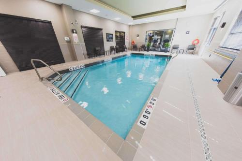 una grande piscina in una stanza d'albergo di Hampton Inn & Suites by Hilton Bolton a Bolton
