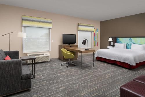 Habitación de hotel con cama y escritorio en Hampton Inn & Suites Lake City, en Lake City