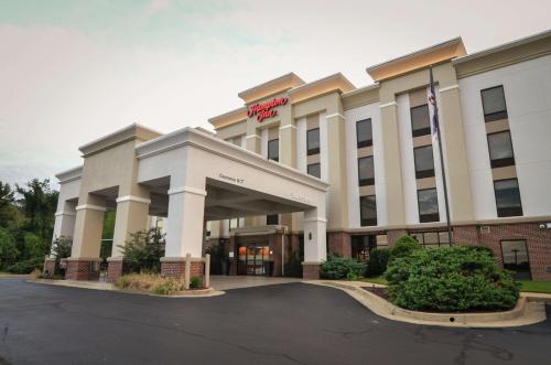 フォート・ペインにあるHampton Inn Fort Payneのホテルの正面のレンダリング