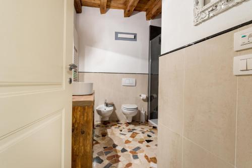 baño con 2 aseos y suelo de baldosa en Lovely apartment In Vicenza, en Vicenza