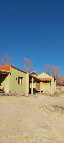 烏瑪瓦卡的住宿－Cabañitas EL REPOSO HUMAHUACA，一座建筑物,里面有很多水电