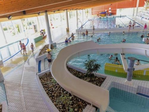 - une piscine dans un bâtiment avec des personnes dans l'établissement Magnifique villa nature le Bois d'Aura, à Luisans