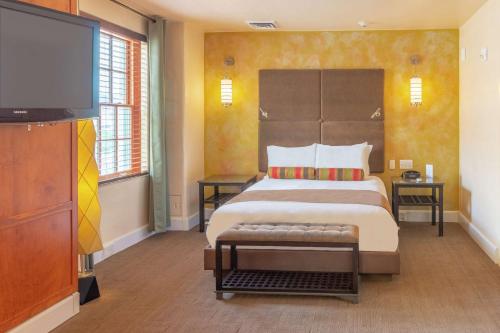 アルバカーキにあるHotel Andaluz Albuquerque, Curio Collection By Hiltonのベッドルーム(大型ベッド1台、薄型テレビ付)