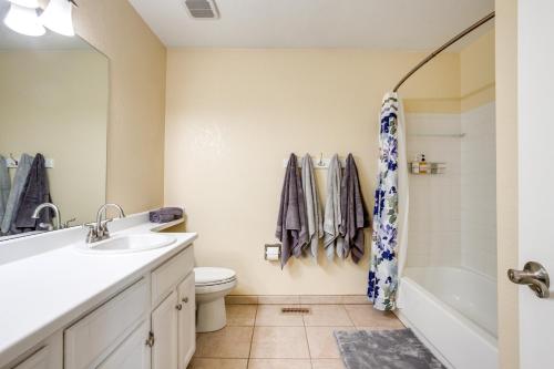 Koupelna v ubytování 11 Mi to Denver Pet-Friendly Home in Thornton!