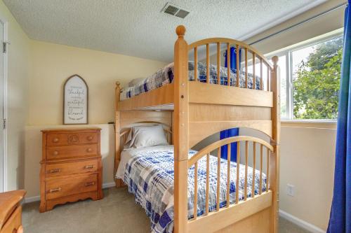 1 dormitorio con litera y vestidor en Inviting Thornton Home 11 Mi to Downtown Denver!, en Thornton