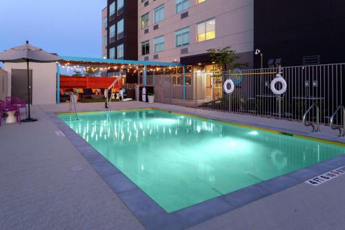 ein Schwimmbad in der Nacht in einem Gebäude in der Unterkunft Tru by Hilton Round Rock in Round Rock
