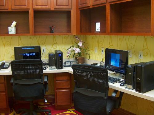 Una cocina o cocineta en DoubleTree by Hilton Jefferson City