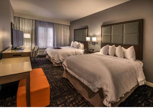 ein Hotelzimmer mit 2 Betten und einem Flachbild-TV in der Unterkunft Hampton Inn & Suites - Reno West, NV in Reno