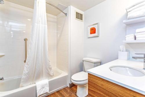 bagno bianco con servizi igienici e lavandino di Hampton Inn Williamsport a Williamsport