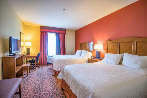 מיטה או מיטות בחדר ב-Hampton Inn & Suites Bastrop