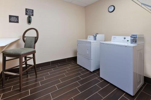 - une buanderie avec une chaise et un lave-linge dans l'établissement Hampton Inn Marysville, à Marysville