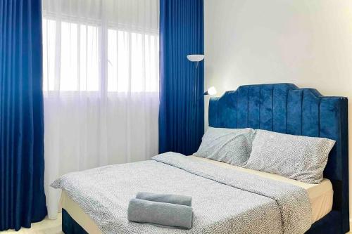 En eller flere senge i et værelse på Alanis Residence 3BR FREE WIFI + NETFLIX