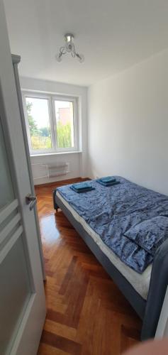 1 dormitorio con 1 cama en una habitación con ventana en Czarna Woda, en Czarna Woda
