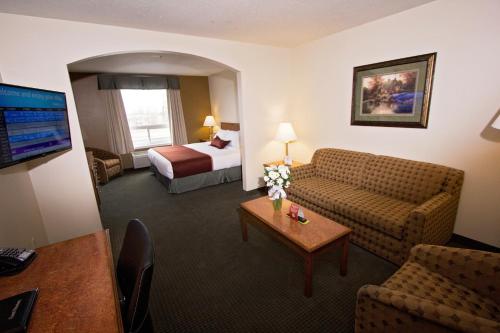 Postel nebo postele na pokoji v ubytování Service Plus Inns & Suites Drayton Valley