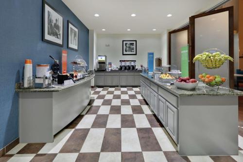 un ristorante con un bancone con della frutta sopra di Hampton Inn & Suites Childress a Childress