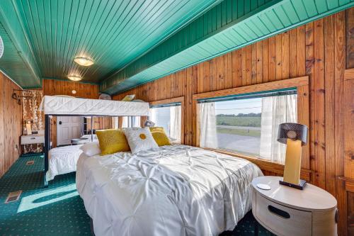 A bed or beds in a room at Charming Converted Railcar Studio in Joplin!
