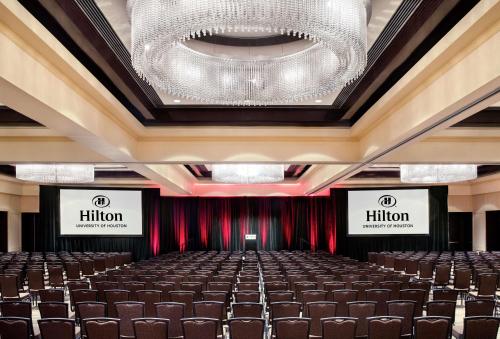 um salão com cadeiras e um lustre em Hilton University of Houston em Houston