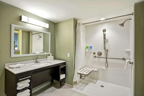La salle de bains est pourvue d'un lavabo et d'une douche. dans l'établissement Home2 Suites By Hilton Maumee Toledo, à Maumee