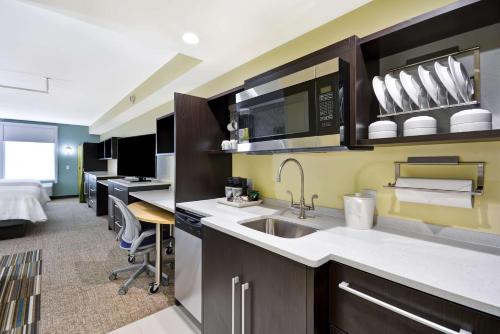 Küche/Küchenzeile in der Unterkunft Home2 Suites By Hilton Maumee Toledo