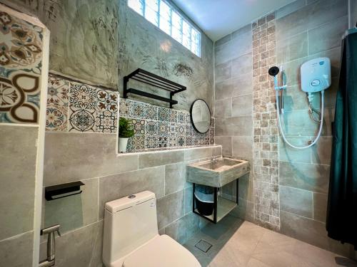 DoSomething Guest House 5 في ايبوه: حمام مع مرحاض ومغسلة