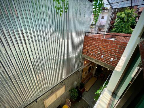 una vista aérea de un edificio con una pared de metal en DoSomething Guest House 5 en Ipoh