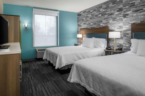 Habitación de hotel con 2 camas y ventana en Home2 Suites By Hilton Dayton Centerville, en Centerville