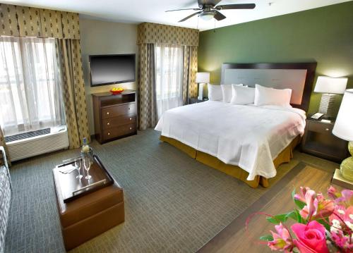 ミドルタウンにあるHomewood Suites by Hilton Newport-Middletownのベッドとテレビが備わるホテルルームです。