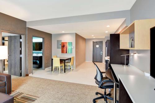 Il comprend une cuisine et un salon avec une table et des chaises. dans l'établissement Home2 Suites By Hilton Meridian, à Meridian