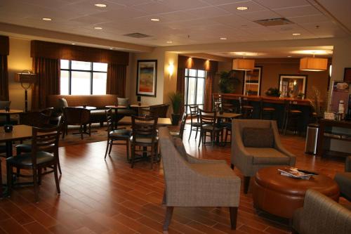 un restaurante con sillas y mesas y un bar en Hampton Inn La Junta, en La Junta