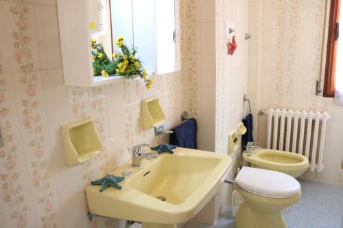 ビビオーネにあるCondominio Ischiaのバスルーム(洗面台、トイレ付)