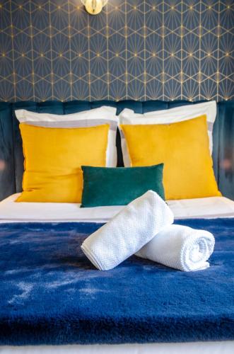 a pair of legos sitting on top of a bed at Hôtel Restaurant du Lac in Boussens