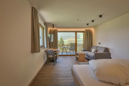 1 dormitorio con 1 cama y sala de estar en Natur Residence Kaiser Hans, en Scena