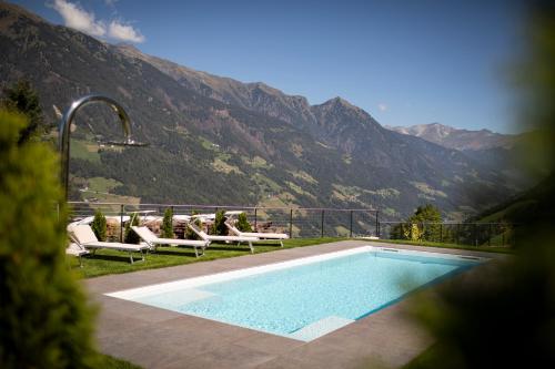 una piscina con vistas a la montaña en Natur Residence Kaiser Hans, en Scena