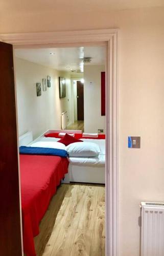 Un pat sau paturi într-o cameră la One Bedroom Flat in Central London