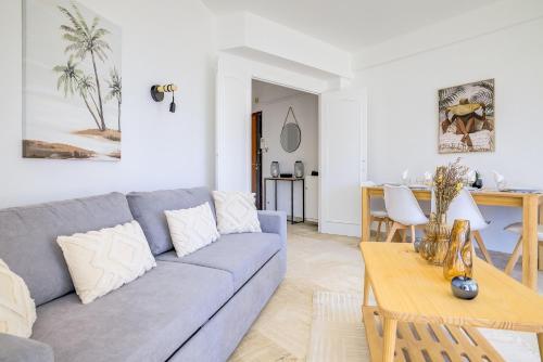 sala de estar con sofá y mesa en Sublime apartment with Parking - 2BR6p - Martinez Terrace en Cannes