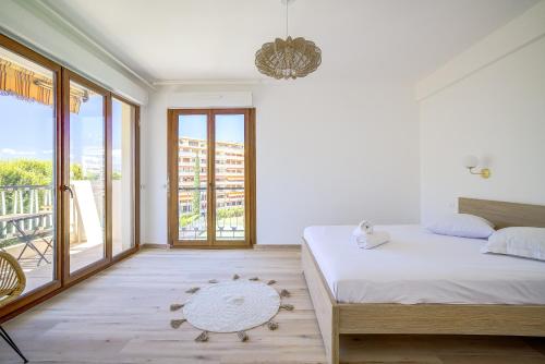 une chambre avec un lit et un balcon dans l'établissement Sublime Two bedroom apartment with Terrace, à Cannes