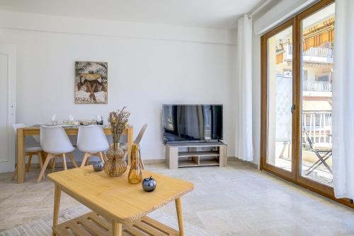 sala de estar con mesa y TV en Sublime apartment with Parking - 2BR6p - Martinez Terrace en Cannes