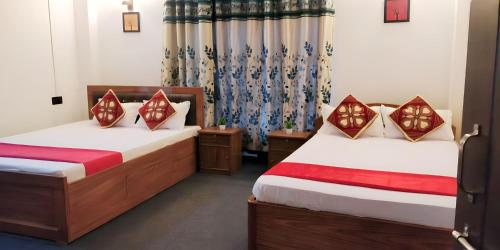 1 dormitorio con 2 camas y cortinas en Atithi Griha Homestay - ARITAR, SILK ROUTE, SIKKIM, en Aritar