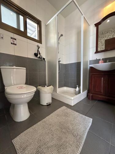 Koupelna v ubytování Extremely comfy apt with spacious private terrace 10min walk to the beach & in Town
