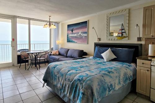 Pirates Cove Condo Unit #717にあるベッド