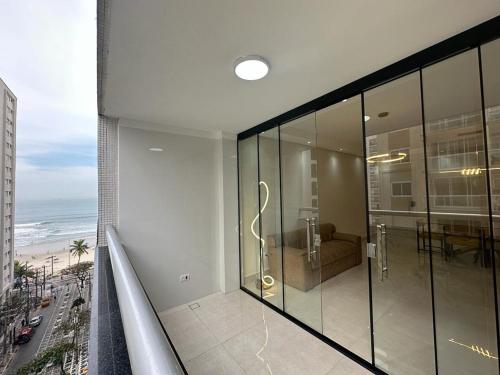 a balcony with a shower and a view of the beach at Refúgio Costeiro in Guarujá