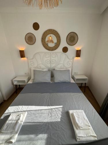 sypialnia z łóżkiem z dwoma stołami i dwoma lustrami w obiekcie House of spring w mieście Çeşme