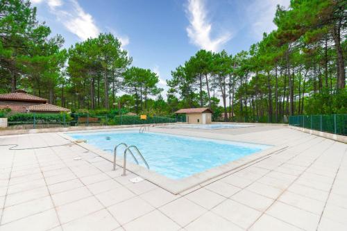 - une grande piscine dans une cour arborée dans l'établissement Maison pour 4 avec piscine à Lacanau, à Lacanau
