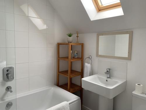 Koupelna v ubytování Sea Urchins Cottage at The Bay Filey, sleeps 4-5, 2 dogs welcome for free too