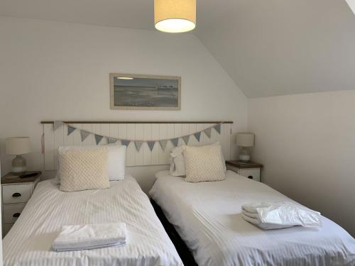 Postel nebo postele na pokoji v ubytování Sea Urchins Cottage at The Bay Filey, sleeps 4-5, 2 dogs welcome for free too