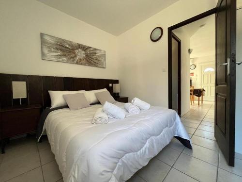 een groot bed met witte lakens en kussens in een slaapkamer bij Mont Bouquet Lodge/Residence Hoteliere in Brouzet-lès-Alès