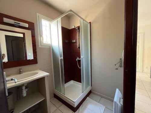 een badkamer met een douche en een wastafel bij Mont Bouquet Lodge/Residence Hoteliere in Brouzet-lès-Alès