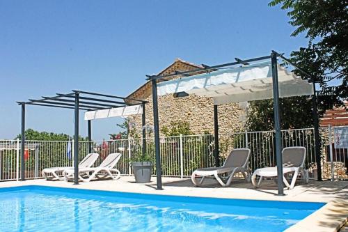 - une piscine avec des chaises et un auvent dans l'établissement Mont Bouquet Lodge-Résidence Hôtelière, à Brouzet-lès-Alès
